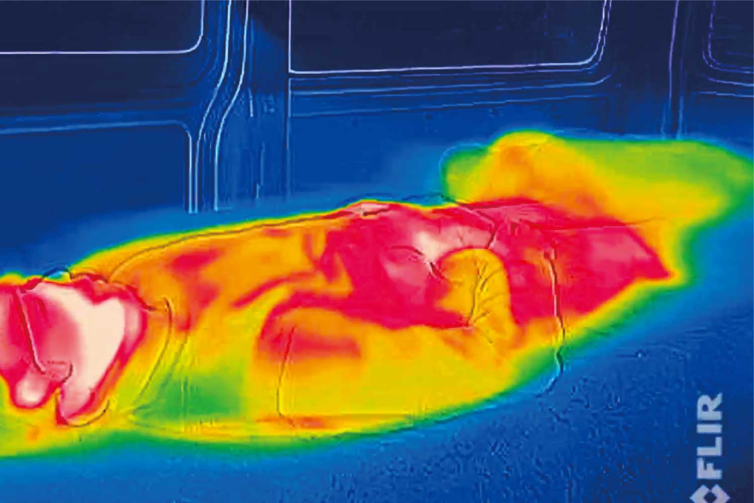 魔法瓶ブランケットを使って寝る時の最適な服装は？サーモカメラを使った車中泊レポート